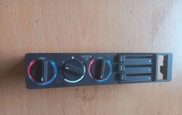 BMW 5 E34 Climate control unit 3842959