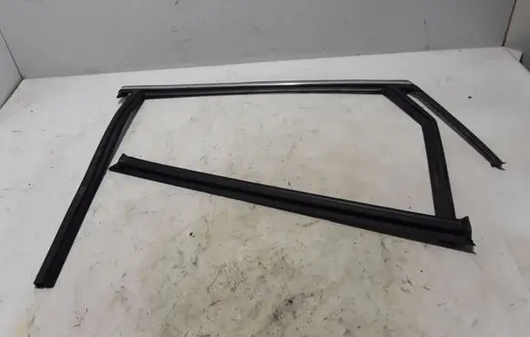 Volvo S90, V90 Rubber seal rear door 31365736