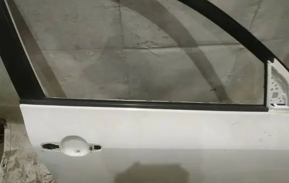 Toyota RAV 4 (XA30) Front door glass trim molding 