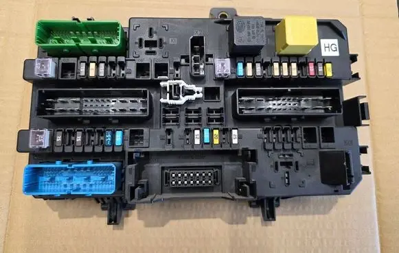 Opel Astra H Fuse module 13206759 5DK00866952