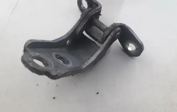 Honda CR-V Rear door lower hinge