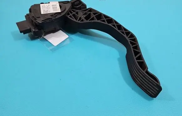 Accelerator throttle pedal