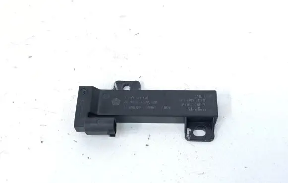 Chrysler Pacifica Aerial antenna amplifier 68051315AB 04749301AB
