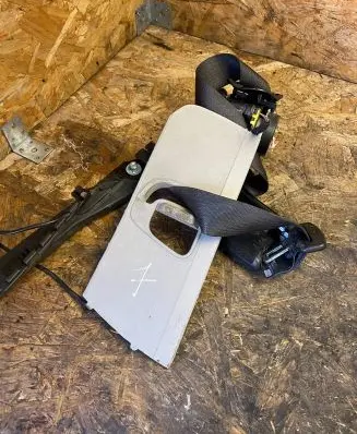 Opel Astra J Front seatbelt 617023600