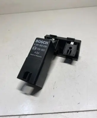 Volkswagen Golf V Glow plug pre-heat relay 0281003038