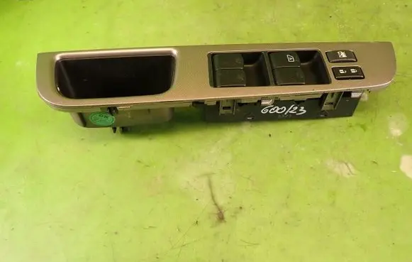 Nissan Tiida C11 Quarter vent window switch 