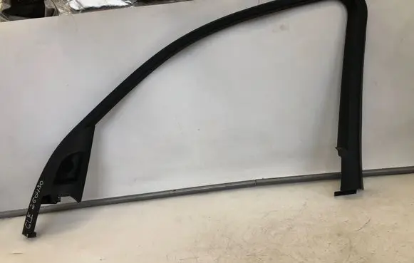 Mercedes-Benz GLE W167 Front door window/glass frame A1677203205