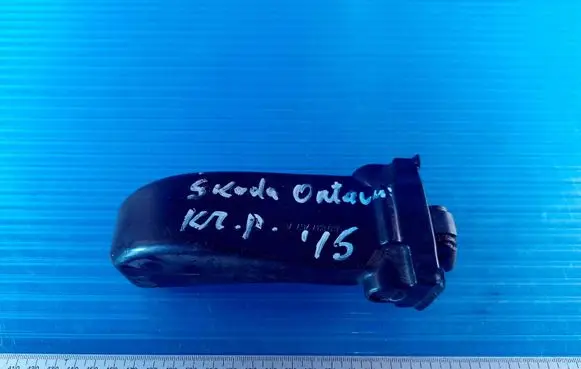 Skoda Octavia Mk3 (5E) Front door check strap stopper 5E0837267A