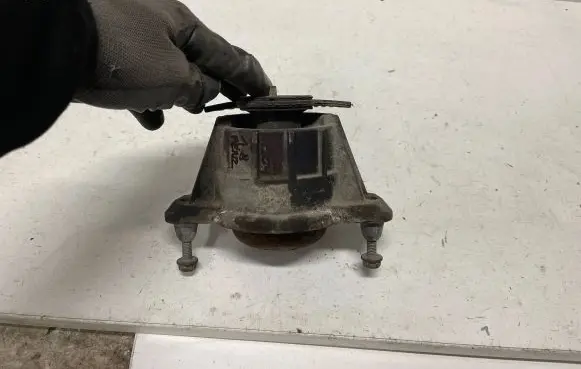 Mercedes-Benz C W204 Engine mount bracket