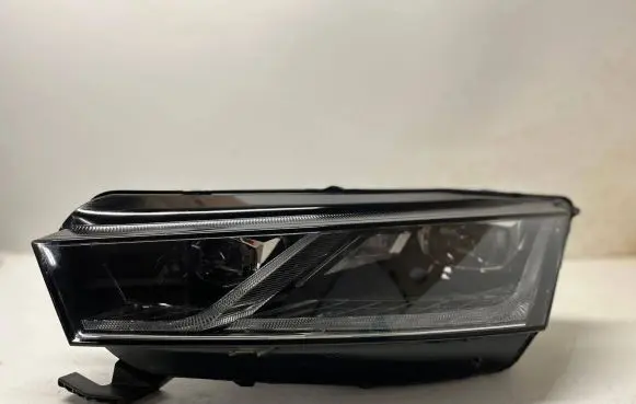 Skoda Octavia Mk4 Headlight/headlamp 5E4941015A LE18A6419 030111823300