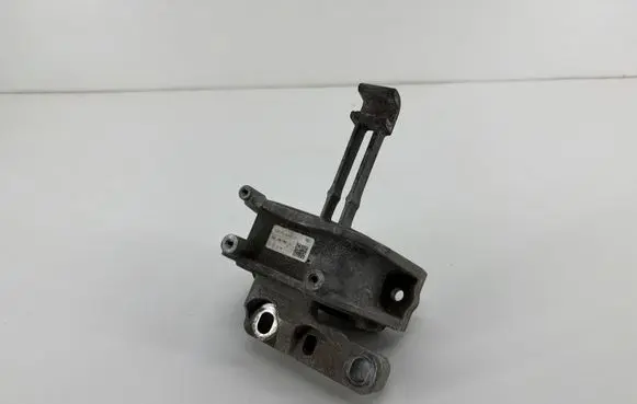 Volkswagen PASSAT B8 Engine mount bracket 3Q0199262J