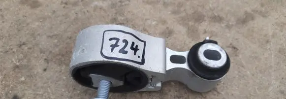 Engine mount vacuum valve