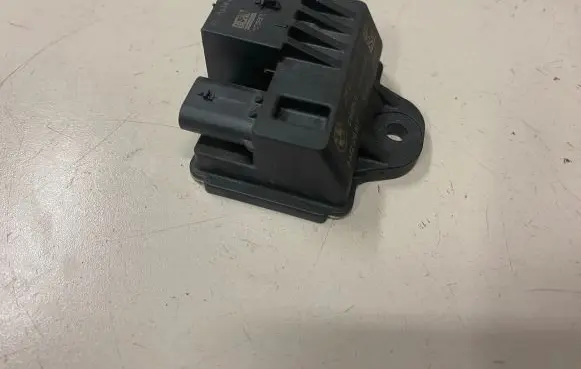 BMW 5 F10 F11 Glow plug pre-heat relay 851947101 110924 0522120103