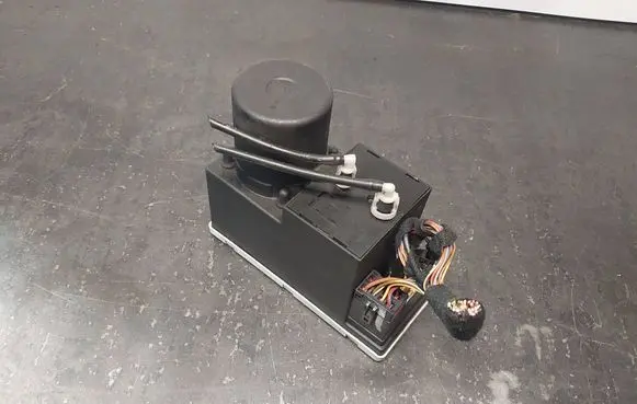 Audi A4 S4 B5 8D Central locking vacuum pump 8D0862257B