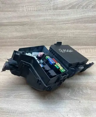 Nissan Qashqai Fuse module 24383BB50A E00019724