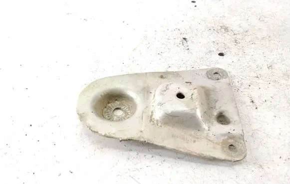 Engine mounting bracket