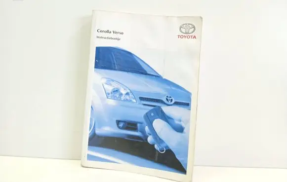 Toyota Corolla Verso AR10 Owners service history hand book 