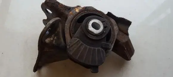 Mazda 6 Engine mount bracket