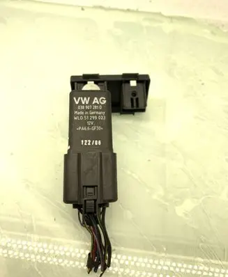 Skoda Octavia Mk2 (1Z) Glow plug pre-heat relay 038907281D