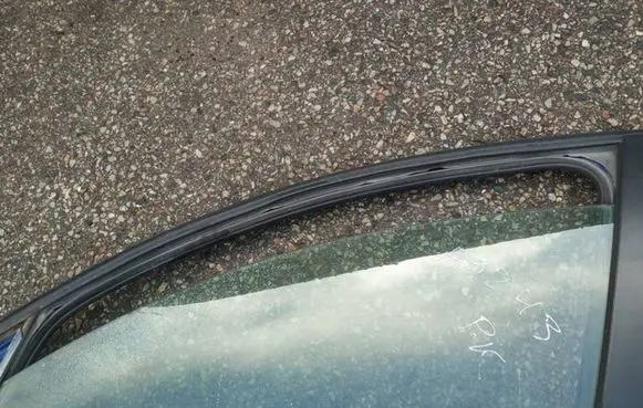 Volvo V50 Front door window glass four-door as2
