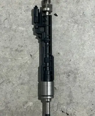 BMW 7 G11 G12 Fuel injector 8638255