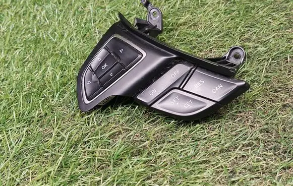 Ford Focus Steering wheel buttons/switches GJ5T9E740BA