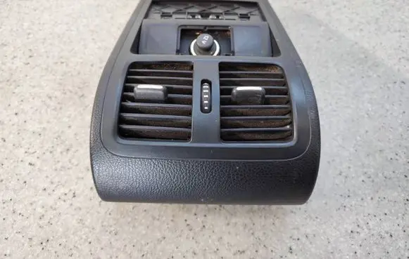 Volkswagen PASSAT B7 Rear air vent grill 