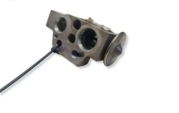 Volkswagen PASSAT CC Air conditioning (A/C) expansion valve 1K0820679
