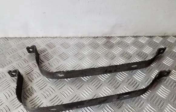 Fuel tank mounting bracket
