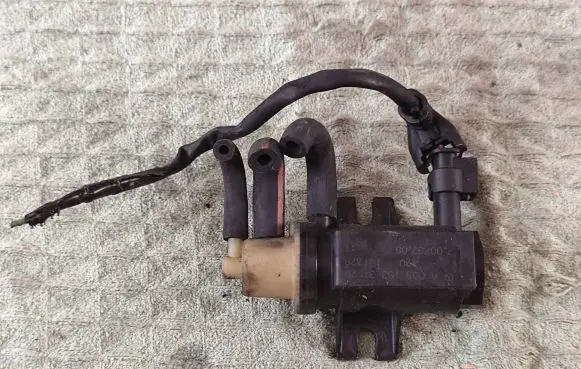 Mercedes-Benz C AMG W204 Turbo solenoid valve A0091533128 10T229 70078208