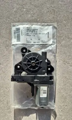 Volvo V70 Front door window regulator motor 30699645