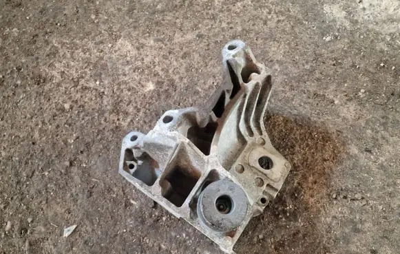 Volvo S80 Engine mounting bracket 6G926P096FC