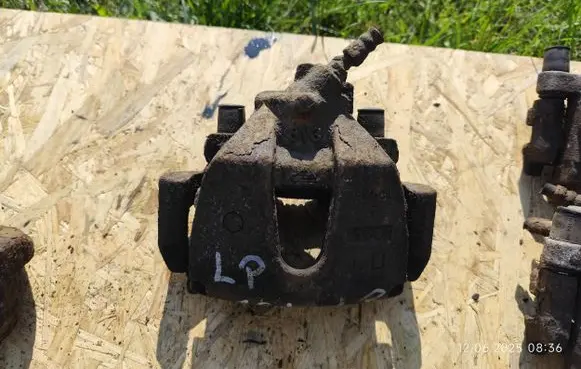 Mazda 3 II Front brake caliper 813