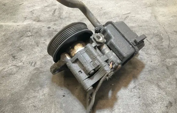 Mercedes-Benz Sprinter W906 Power steering pump A0064666601