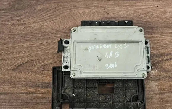 Peugeot 407 Engine control unit/module 9661570780 16845024