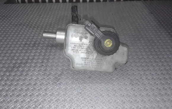 Volkswagen Golf V Master brake cylinder