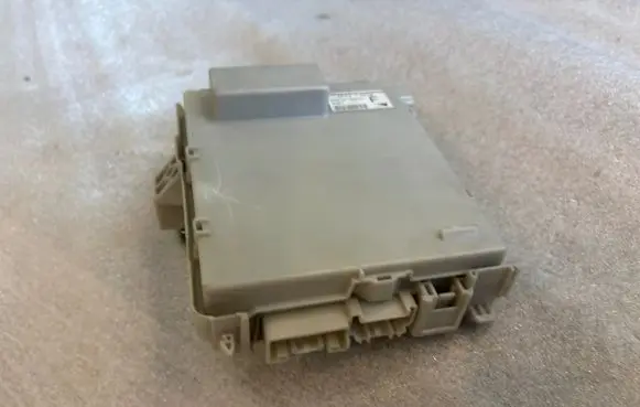 Lexus GS 300 350 430 450H Fuse module 8267030250 6F120270