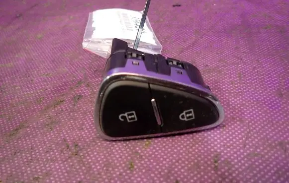Opel Corsa E Central locking switch button 39031633