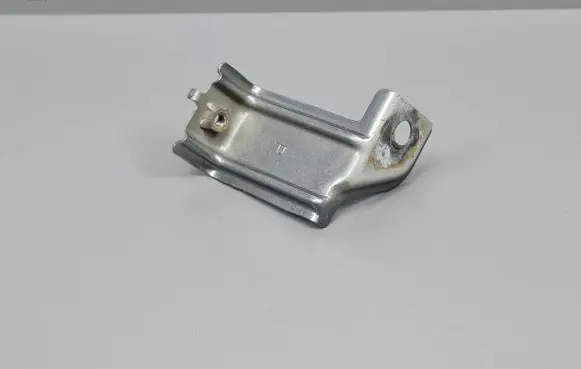 Honda CR-V Fender mounting bracket