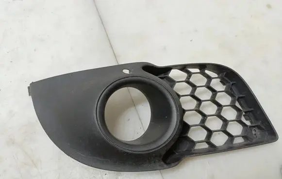 Mitsubishi Lancer VIII Front fog light trim/grill 8321A123 81000