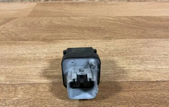 Toyota Avensis T250 Glow plug pre-heat relay 2861067010 1567000671