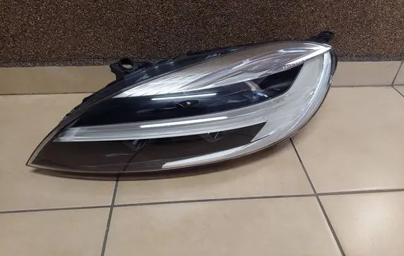Volvo V40 Headlight/headlamp 31677022