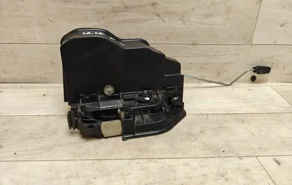 BMW X3 E83 Front door lock 7167071