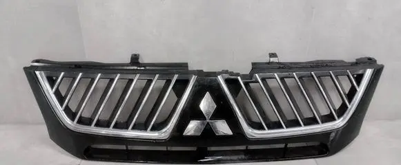 Mitsubishi L200 Front bumper upper radiator grill P4686