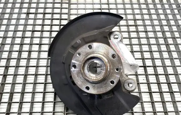 Nissan Qashqai J12 Front wheel hub spindle knuckle 