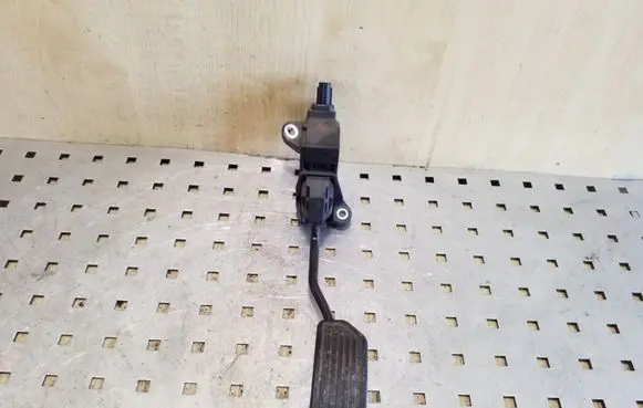 Toyota Avensis T270 Accelerator throttle pedal 7811005021