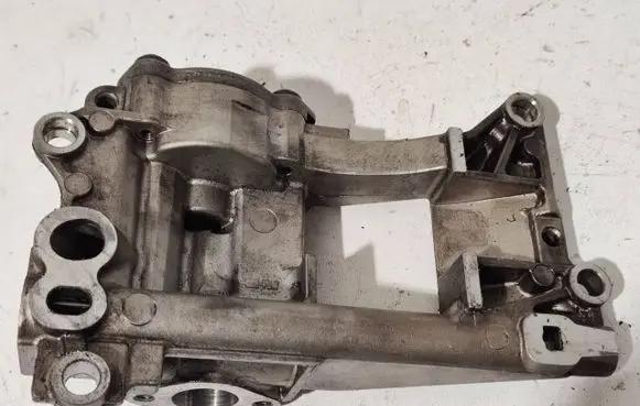 BMW 5 E60 E61 Oil pump 7789838