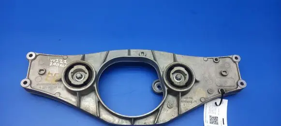 Mercedes-Benz S W222 Rear differential/diff mount bracket A2213520206