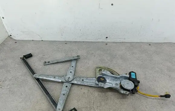 KIA Sorento Front door window regulator with motor 824503E000