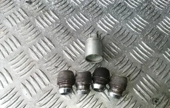 Hyundai i30 Anti-theft wheel nuts and lock 